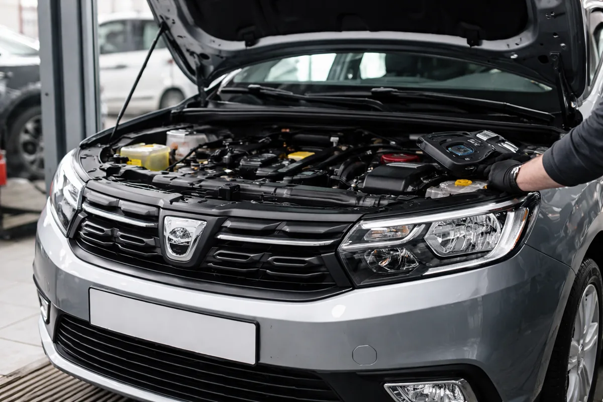 Dacia Sandero qui broute à l’accélération : que faut-il contrôler ?